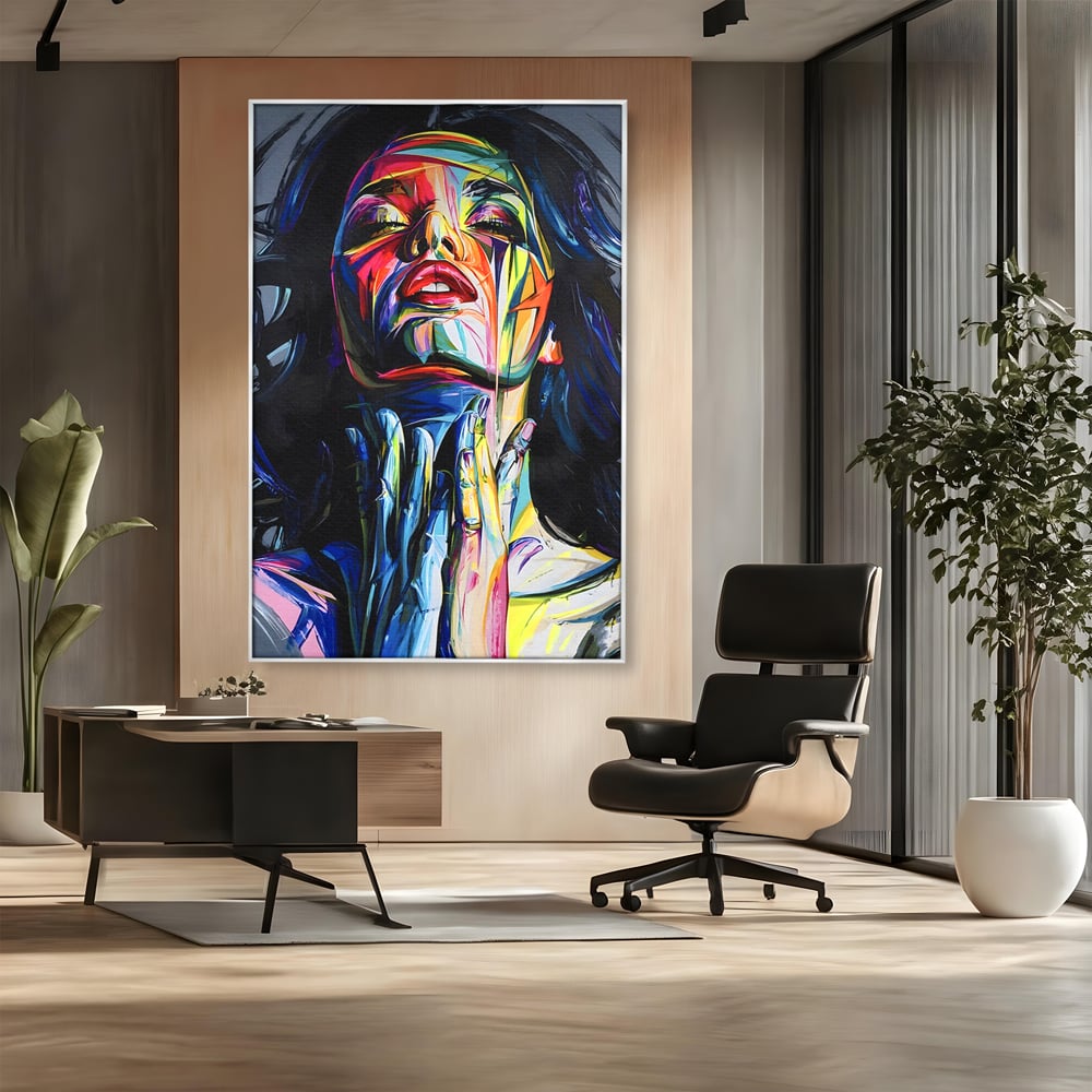 Tablou canvas cu tablou canvas cu femeie stilizata, in rama de aluminiu argintiu, pe perete intr-un birou